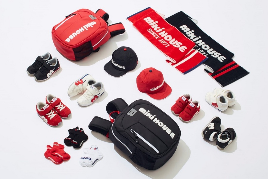 屋内, テーブル, 座る, ケーキ が含まれている画像



自動的に生成された説明