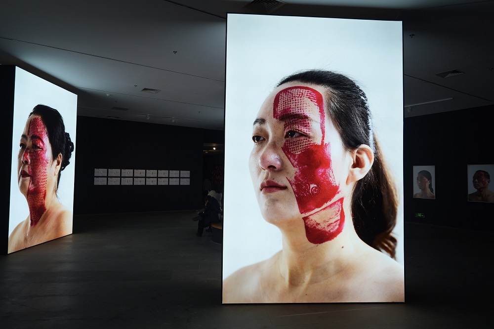 将50个鞋底印在脸上，《痕迹》杨烨炘艺术展引发观众热议