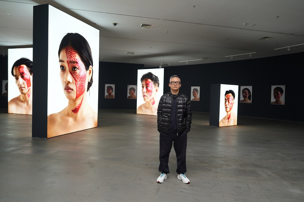 将50个鞋底印在脸上，《痕迹》杨烨炘艺术展引发观众热议