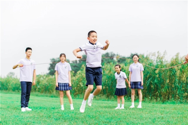 中国文化校服承载时代印记与青春回忆