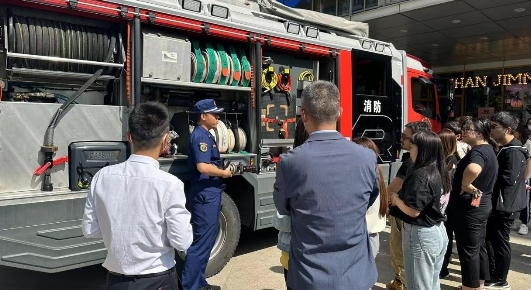 开展消防宣讲演习,筑牢社区安全“防火墙” 开展消防宣讲演习,筑牢社区安全“防火墙”