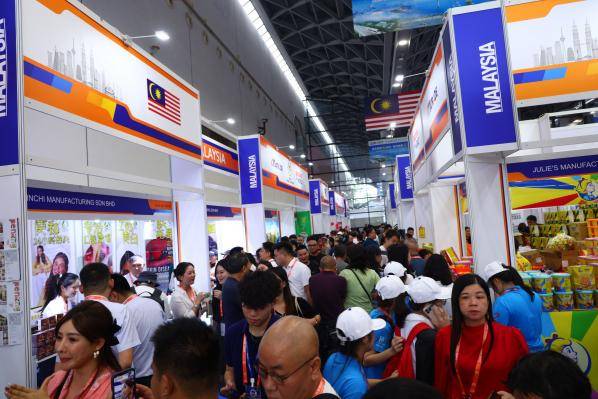 马来馆炫丽首秀,点亮东盟博览新视界! 马来馆炫丽首秀,点亮东盟博览新视界!