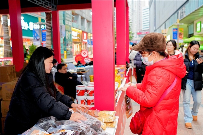 人气如潮!2025秀山县农特产品消费帮扶暨新春年货展销活动,奏响乡村振兴新春序曲! 人气如潮!2025秀山县农特产品消费帮扶暨新春年货展销活动,奏响乡村振兴新春序曲!