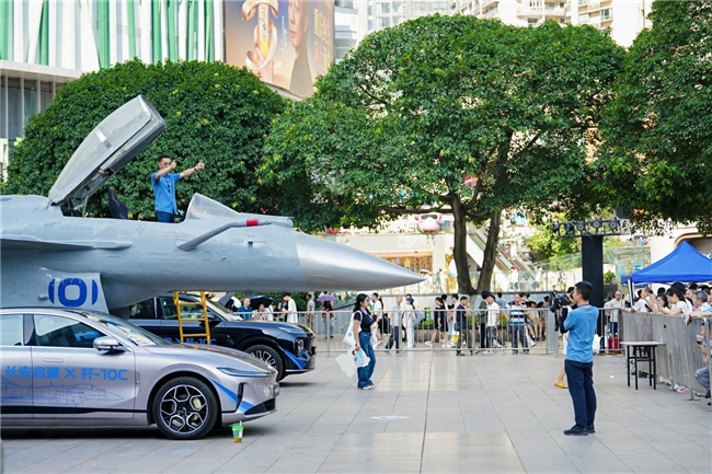 父亲书专属浪漫!歼 10℃ 与长安启源致敬“山城老汉”