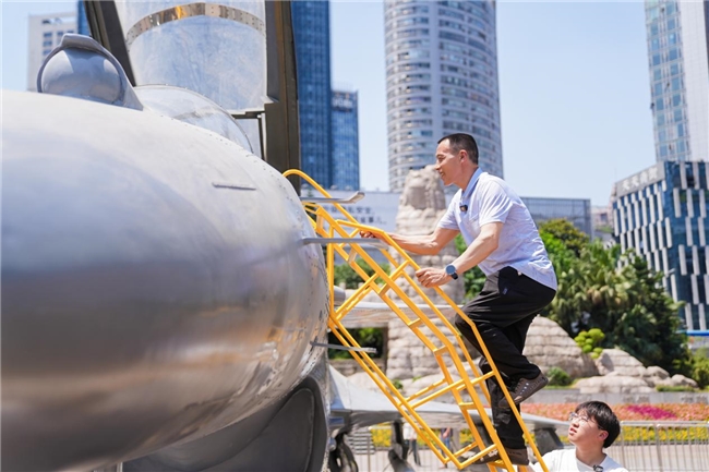 父亲书专属浪漫!歼 10℃ 与长安启源致敬“山城老汉”