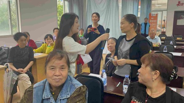 海通药业走进白鹤苑社区:破解中老年换季湿疹困扰 海通药业走进白鹤苑社区:破解中老年换季湿疹困扰