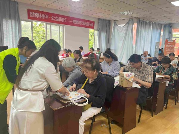 海通药业走进白鹤苑社区:破解中老年换季湿疹困扰 海通药业走进白鹤苑社区:破解中老年换季湿疹困扰