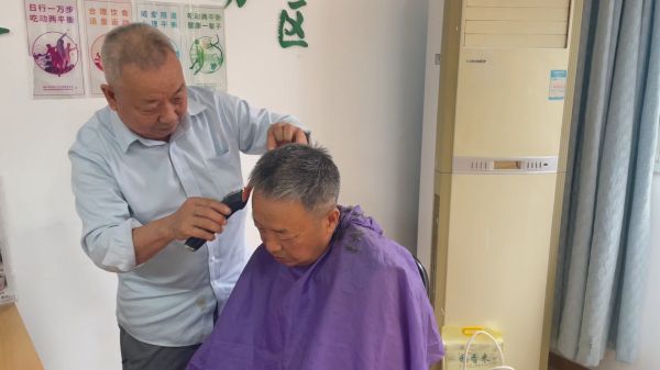 海通药业走进白鹤苑社区:破解中老年换季湿疹困扰 海通药业走进白鹤苑社区:破解中老年换季湿疹困扰