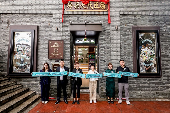 屈臣氏复古主题快闪店落地榕城 打造烟台山潮流消费新地标