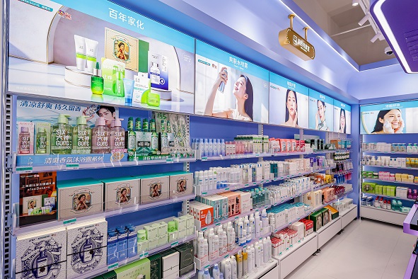 屈臣氏复古主题快闪店落地榕城 打造烟台山潮流消费新地标