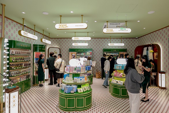 屈臣氏复古主题快闪店落地榕城 打造烟台山潮流消费新地标