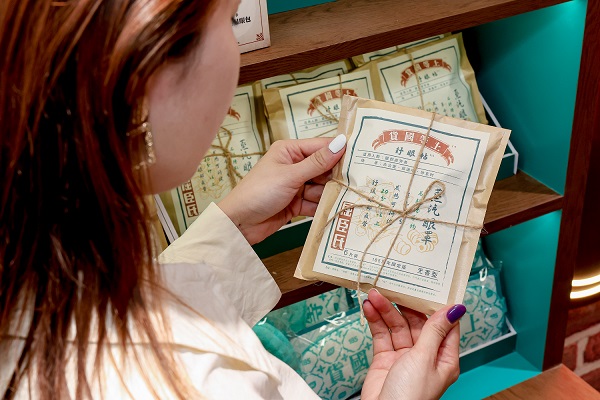 屈臣氏复古主题快闪店落地榕城 打造烟台山潮流消费新地标