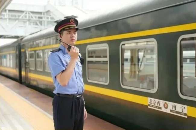 【广西外国语学院】尹品校友扎根铁路一线八载，荣膺“全国五一劳动奖章”