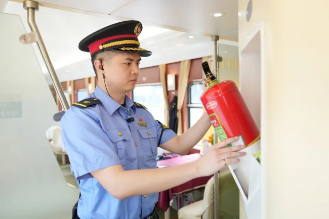 【广西外国语学院】尹品校友扎根铁路一线八载，荣膺“全国五一劳动奖章”