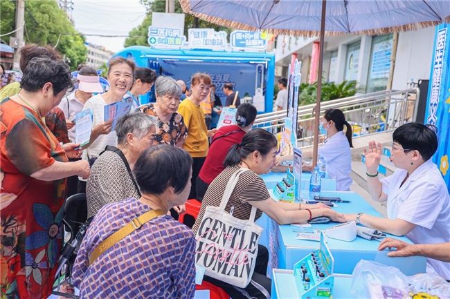 健康在当夏,三医护万家! 三医便民嘉年华孝感站暖心启幕 夏日公益服务走进社区 健康在当夏,三医护万家! 三医便民嘉年华孝感站暖心启幕 夏日公益服务走进社区