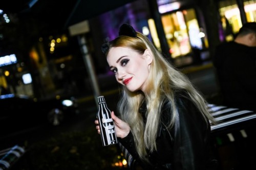 时尚缪斯闪现上海新天地， 青岛啤酒“夜猫子潮晚店”灵感来袭