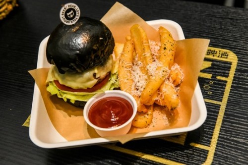 时尚缪斯闪现上海新天地， 青岛啤酒“夜猫子潮晚店”灵感来袭