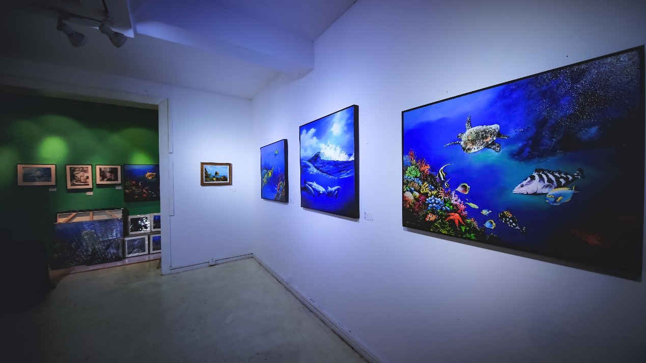 高中生绘画奇幻海底办画展 倡导保护自然