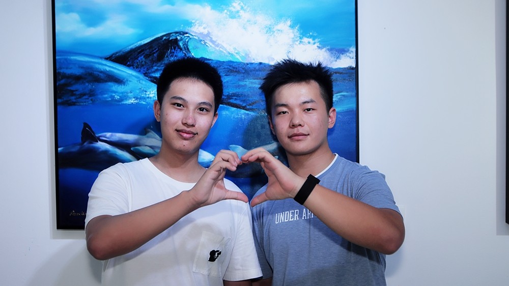 高中生绘画奇幻海底办画展 倡导保护自然