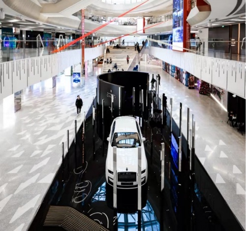 平行时空暗夜逐行 劳斯莱斯汽车上海森那美BLACK BADGE古思特亮相上海广场 