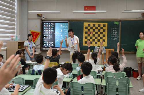 “全民健身”驰骋黑白棋盘   国际象棋“四进”社区机关