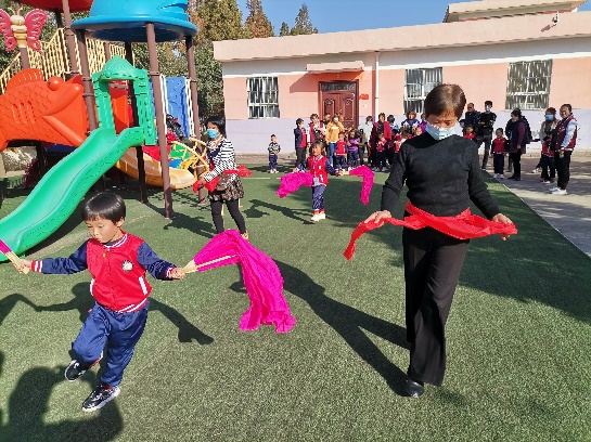 西安市鄠邑区苍游幼儿园民间亲子游戏活动报道