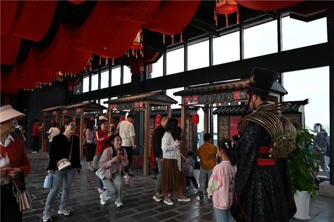 “赴咸阳盛会 赏大秦风华 ”——“秦时明月·梦回咸阳”秦文化数字光影演艺空间正式亮相! “赴咸阳盛会 赏大秦风华 ”——“秦时明月·梦回咸阳”秦文化数字光影演艺空间正式亮相!