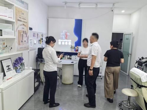从长者陪护到商铺盘活——招商物业管家党婕的服务日常 从长者陪护到商铺盘活——招商物业管家党婕的服务日常