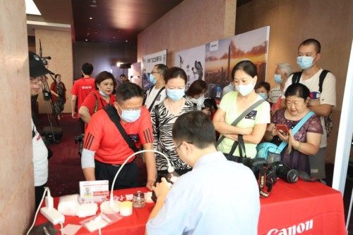 佳能摄影大篷车2020线下首站“发车” EOS R5等新品威武亮相