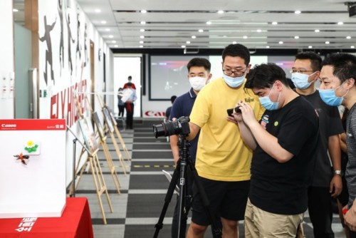 佳能摄影大篷车2020线下首站“发车” EOS R5等新品威武亮相