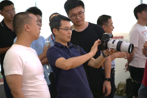 佳能摄影大篷车2020线下首站“发车” EOS R5等新品威武亮相