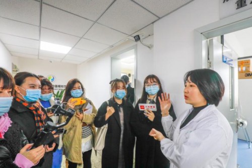 采风团走进成都大气重点实验室 对话成都生态环境局领导 为成都环保献言献策 采风团走进成都大气重点实验室 对话成都生态环境局领导 为成都环保献言献策