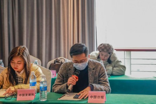 采风团走进成都大气重点实验室 对话成都生态环境局领导 为成都环保献言献策 采风团走进成都大气重点实验室 对话成都生态环境局领导 为成都环保献言献策