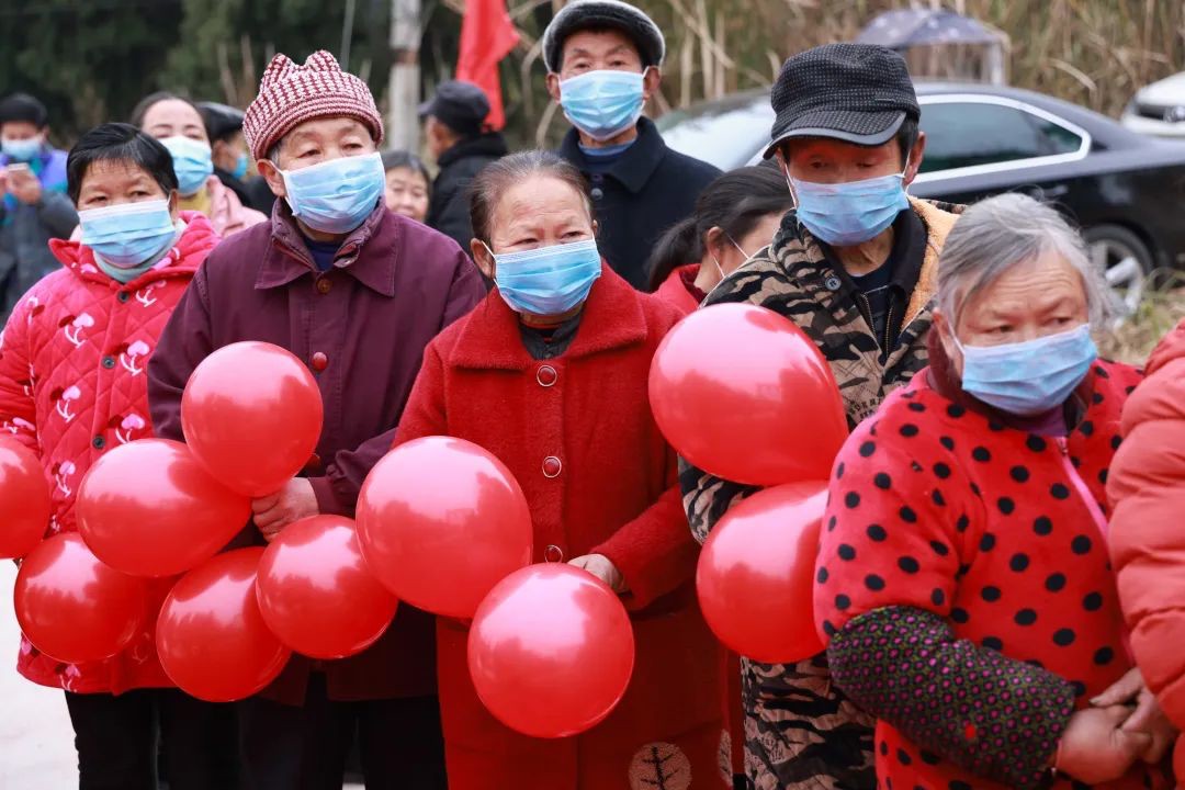 精准帮扶，美丽一生集团董事长李伟成助力员工实现回家路之梦