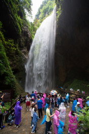 五一龙水峡地缝呈现绝美景色 银河飞瀑引众多游客围观 五一龙水峡地缝呈现绝美景色 银河飞瀑引众多游客围观