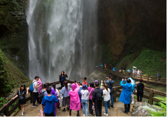 五一龙水峡地缝呈现绝美景色 银河飞瀑引众多游客围观 五一龙水峡地缝呈现绝美景色 银河飞瀑引众多游客围观