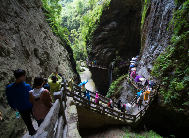 五一龙水峡地缝呈现绝美景色 银河飞瀑引众多游客围观 五一龙水峡地缝呈现绝美景色 银河飞瀑引众多游客围观