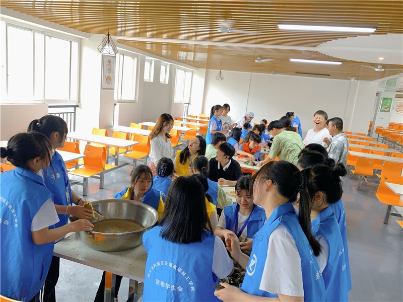 兴科学校组织包粽子，来，一起包粽子咯～～～