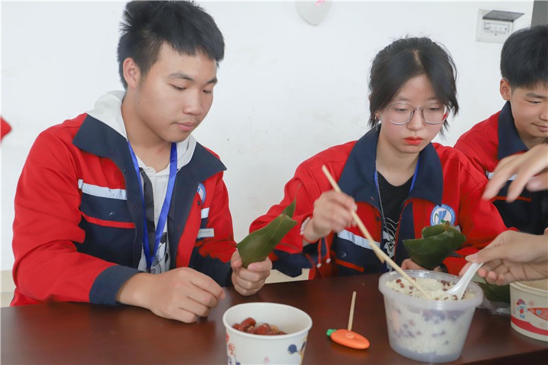兴科学校组织包粽子，来，一起包粽子咯～～～