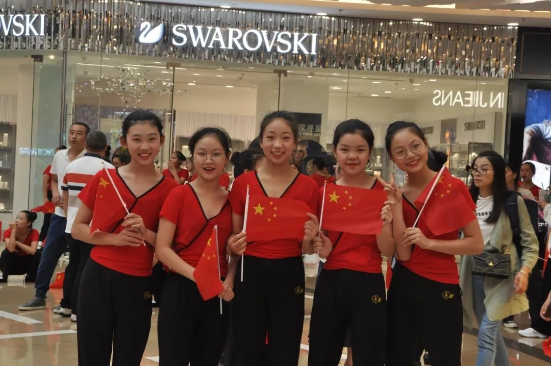 绵阳市艺术学校举行“歌唱我的祖国”快闪庆祝祖国七十周年华诞