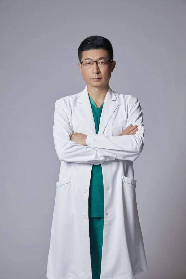 几年前，高翘直挺的网红鼻走进大众的视野，一度成为女孩们隆鼻的首选鼻型。如今，“妈生鼻”成为隆鼻的…