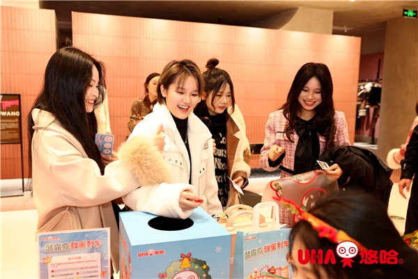 圣诞奇遇记丨悠哈酷露露甜蜜列车圆满驶离成都站