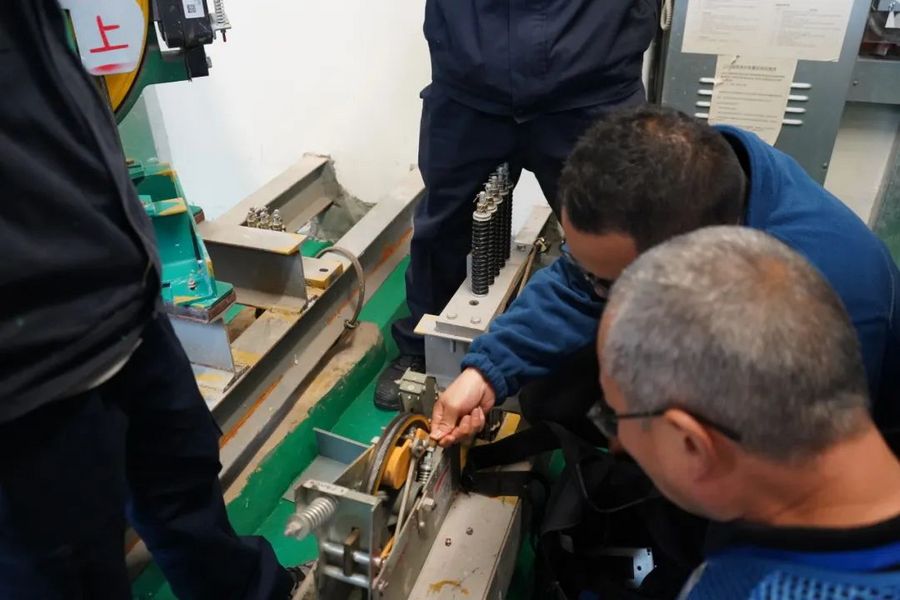 被困电梯莫慌!这场应急救援演练教你脱困 被困电梯莫慌!这场应急救援演练教你脱困