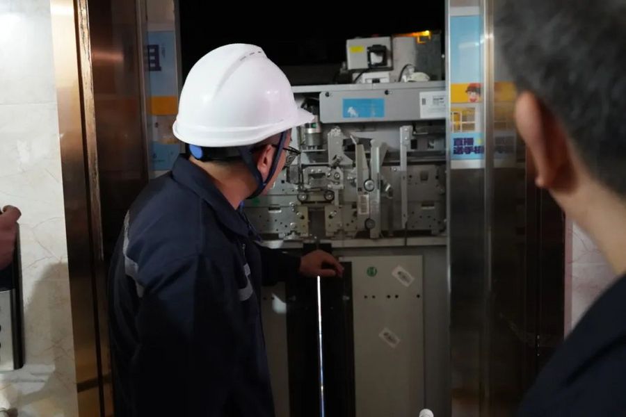 被困电梯莫慌!这场应急救援演练教你脱困 被困电梯莫慌!这场应急救援演练教你脱困