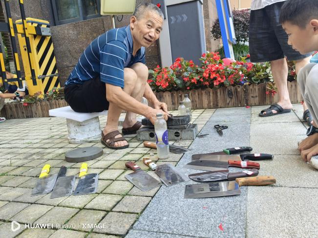 华阳街道沙河社区“和谐沙河·家园共治”邻里关系营造项目--公益磨刀活动 华阳街道沙河社区“和谐沙河·家园共治”邻里关系营造项目--公益磨刀活动