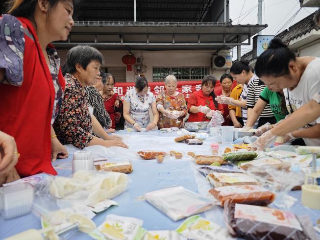 月满情满映中秋·和谐睦邻一家亲——彭州市桂花镇红石桥村开展中秋节主题活动 月满情满映中秋·和谐睦邻一家亲——彭州市桂花镇红石桥村开展中秋节主题活动