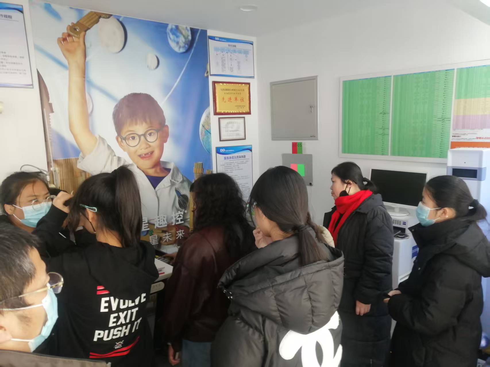 “视力下降？先别急着换镜片！”——眼科临床验光师的冷静提醒