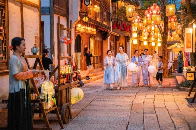 濮院时尚古镇推出“织秋”疗愈之旅，桐乡市民免票政策延至2025年底