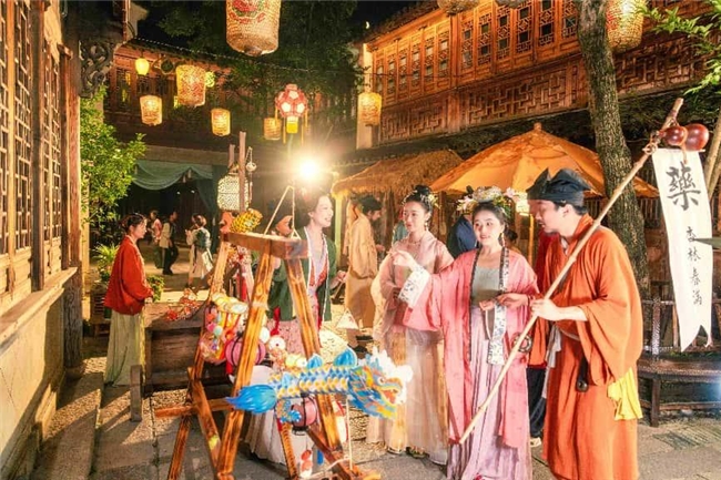 濮院时尚古镇推出“织秋”疗愈之旅，桐乡市民免票政策延至2025年底