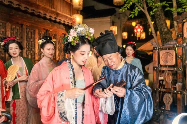 濮院时尚古镇推出“织秋”疗愈之旅，桐乡市民免票政策延至2025年底